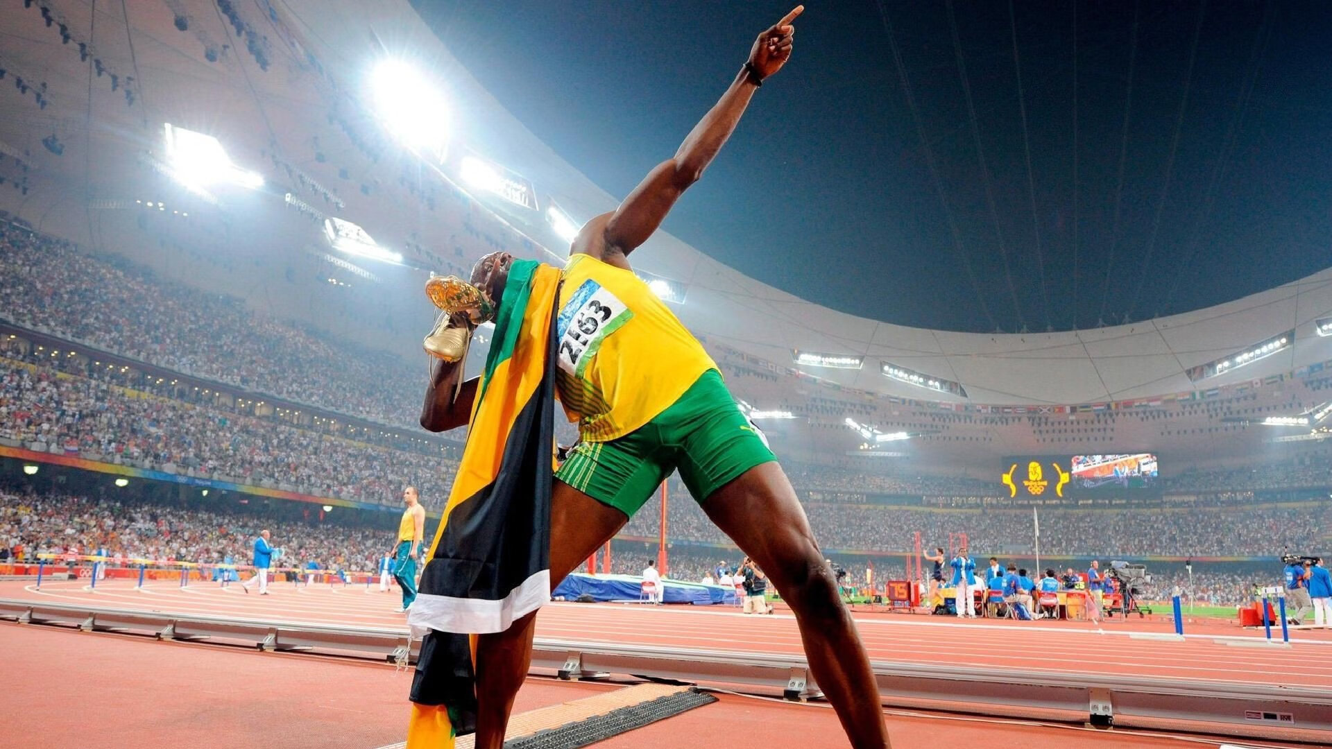 爱游戏体育官方网站-C罗与昔日恩师赛场重逢热泪盈眶,c罗与球迷